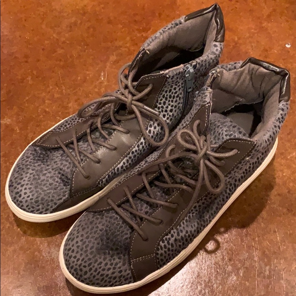 Barely worn fashion sneakers